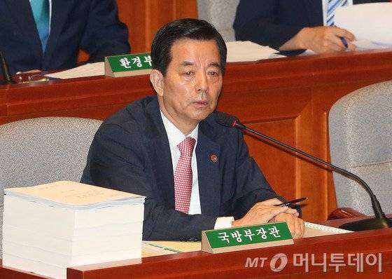 한민구 국방부 장관이 12일 서울 여의도 국회에서 열린 예산결산특별위원회 전체회의에서 의원들의 질의에 답하고 있다. 2016.7.12/뉴스1  <저작권자 © 뉴스1코리아, 무단전재 및 재배포 금지>