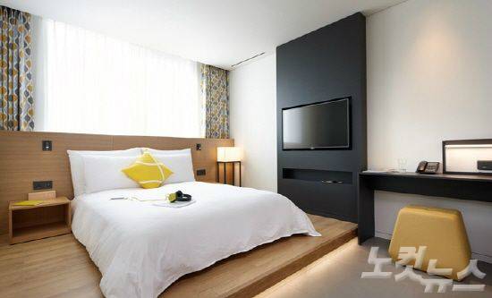 모던한 인테리어의 객실은 투숙객에게 편안함을 준다. 롯데호텔 L7 명동 루프탑 바에서는 낭만적인 밤 공기를 즐길 수 있다. (사진=땡처리닷컴 제공)