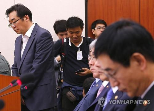 (서울=연합뉴스) 황광모 기자 = "민중은 개·돼지"라고 발언해 물의를 빚은 나향욱 교육부 정책기획관이 11일 오후 국회 교육문화체육관광위원회 전체회의에 출석해 의원 질의에 답하고 있다. 이준식 사회부총리 겸 교육부 장관(맨 오른쪽)도 고개숙인 채 답변을 듣고 있다. 2016.7.11