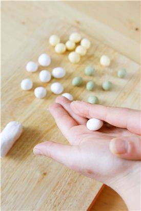 3. 찹쌀가루 1/2컵에 소금 약간, 뜨거운 물을 넣어 익반죽하여 작은 크기로 동글동글하게 빚는다.