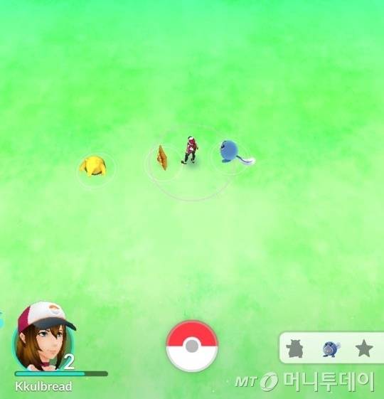 '포켓몬 GO' 게임화면. 캐릭터와 수집한 포켓몬들의 모습이 보인다. 국내에서 구글 지도 서비스가 원활히 이뤄지지 않아 배경화면이 허허벌판이다.