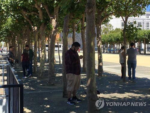 포켓몬 사냥 나선 샌프란시스코 시민들  (샌프란시스코=연합뉴스) 임화섭 특파원 = 토요일인 9일 오후(현지시간) 미국 캘리포니아주 샌프란시스코 시청 앞 광장에서 시민들이 증강현실(AR) 게임 '포켓몬 고'를 즐기고 있다. 2016.7.11. solatido@yna.co.kr (끝)