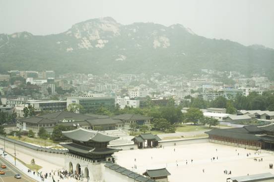 더케이트윈타워 11∙12층에서는 인왕산과 서촌, 경복궁을 가깝게 볼 수 있다. /김범수 기자