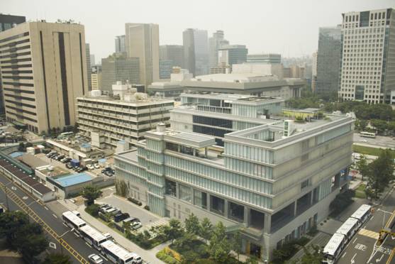 MS 허브존에서 바라본 미국 대사관과 대한민국 역사 박물관. /김범수 기자 더케이트윈타워 11∙12층은 경복궁뿐 아니라 광화문 광장 일대를 조망하기에도 좋다. 미국 대사관과 쌍둥이 건물인 대한민국 역사박물관이 눈앞에 펼쳐진다. 광화문 광장 건너편의 정부 세종로 청사와 세종문화회관도 한눈에 들어온다.