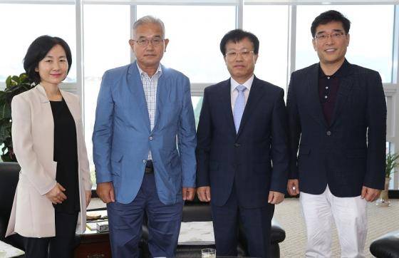 왼쪽부터 김현효 부본부장, 윤용혁 교수, 김희수 총장직무대리, 박영석 본부장