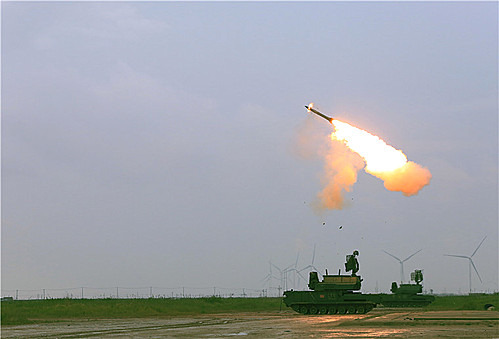 【서울=뉴시스】중국 정부가 한·미 사드(THAAD·고고도미사일방어체계) 한국 배치 결정에 강력 반발하며 경제·군사적 조치를 취하겠다는 의사를 보이는 가운데 동부 미사일 부대에서 퇴역한 예비군 100명이 군사훈련을 진행했다. 13일 중국 관영 신화통신은 최근 동부의 모 군구 공군 미사일 여단 기지에서 100명에 가까운 예비군이 현역 군인과 함께 군사훈련을 했다고 전했다. 지난 6월21일 동부 해안에서 미사일 부대가 최신형 미사일을 발사하는 모습. (사진출처: 중국 제팡쥔르바오) 2016.07.14