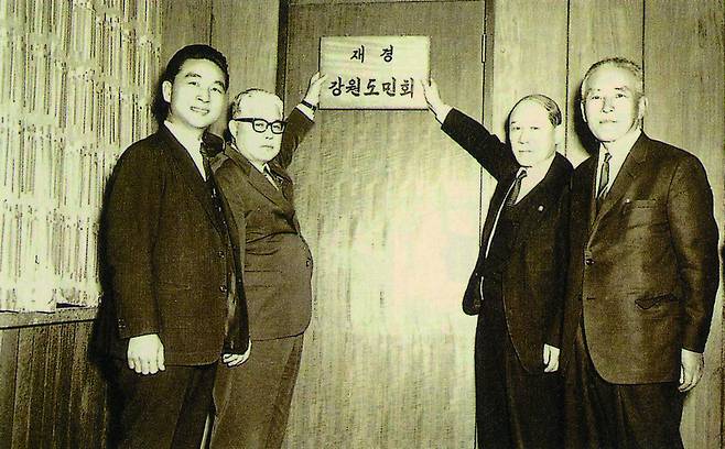 김문기의 축재는 권력의 비호 아래 이뤄졌다는 의혹을 받는다. 아래 흑백 사진은 1968년 김씨(왼쪽)가 서울 인사동에 있던 자신의 ‘빠고다가구’ 공예점 3층에서 이재학 국회부의장(오른쪽 둘째) 등과 함께 재경 강원도민회 현판식을 하는 모습. 김문기 자서전, <상지정신>