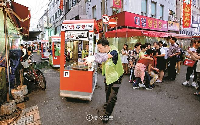 야시장 개장 전 이동식 매대를 옮기는 모습.
