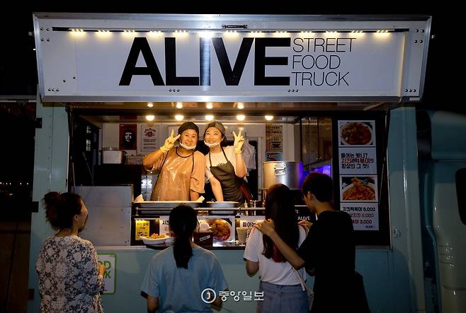 치즈를 얹어주는 고기식당 스테이크.