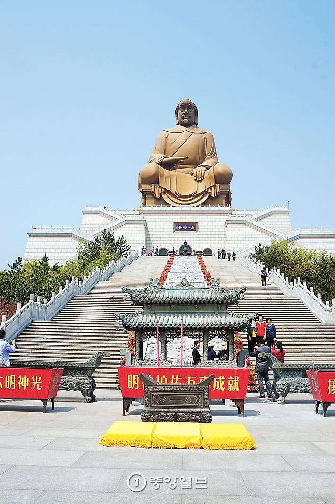 적산에 있는 59m 높이의 적산명신 청동상.