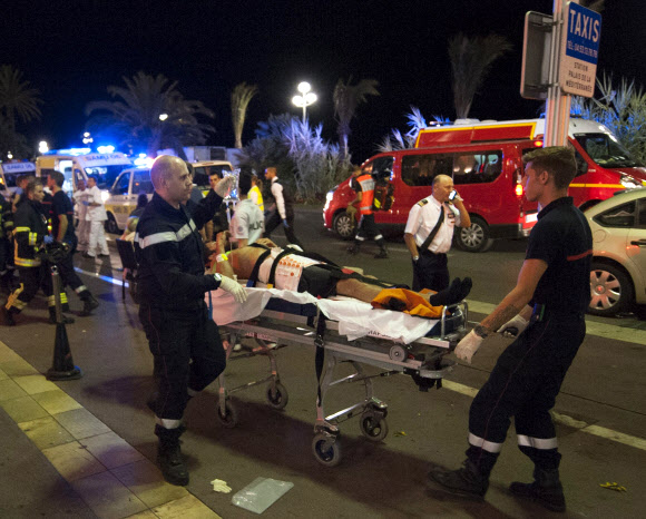 프랑스 니스에서 발생한 트럭테러로 부상당한 환자가 이송되고 있다. - EPA연합뉴스