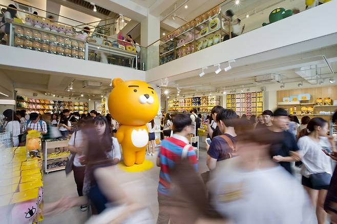 강남역에 문을 연 카카오프렌즈 플래그십스토어에 많은 손님이 몰렸다. [사진=중앙포토]