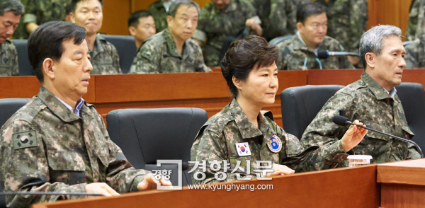박근혜 대통령이 지난해 5월 제3군 사령부를 전격 방문해 군 관계자들에게 만반의 대비를 할 것을 지시하고 있다. 한민구 국방부 장관(왼쪽)과 김관진 국가안보실장(오른쪽). / 청와대 제공