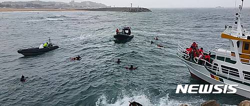 【속초뉴시스】김경목 기자 = 16일 오후 3시35분께 강원 속초시 앞바다에서 유람선 1척이 기관고장으로 파도에 떠밀려 방파제 앞에서 좌초된 가운데 승객 18명이 구명조끼를 입고 바다에 뛰어들고 있다. 2016.07.16. (사진=속초소방서 제공) photo@newsis.com