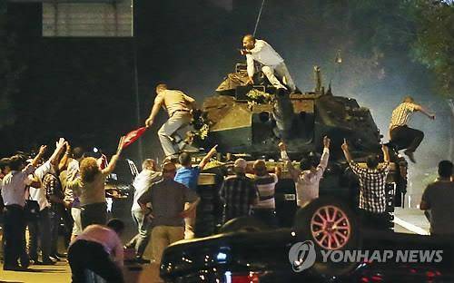 터키서 쿠데타…군부 "국가권력 장악" 발표  (앙카라<터키> AP=연합뉴스) 전날 군사 쿠데타가 일어난 터키 수도 앙카라에서 16일(현지시간) 시민들이 이동 중인 탱크를 막아서고 있다. 터키 군부는 TV와 통신을 통해 전국의 권력을 완전히 장악했다고 주장하는 성명을 발표했다. lkm@yna.co.kr