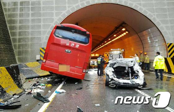 17일 오후 5시55분쯤 강원도 평창군 영동고속도로 봉평터널 입구(인천방향)에서 버스1대가 승용차 5대를 잇따라 추돌했다. 이 사고로 K5승용차 안에 타고 있던 탑승객 4명이 사망했고, K5 승용차 운전자 김모씨(25)와 나머지 승용차 4대에 타고 있던 운전자 등 탑승객 16명이 다쳤다.(강원경찰청제공)2016.7.17/뉴스1 © News1 정진욱 기자