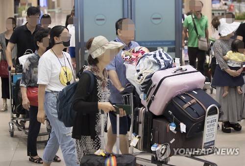 이스탄불 공항에 발 묶인 시민들 귀국     (영종도=연합뉴스) 윤동진 기자 = 터키 군부의 쿠테타 시도로 이스탄불 아타튀르크 국제공항에서 발이 묶였던 시민들이 인천공항 입국장을 통해 귀국하고 있다. 2016.7.17     mon@yna.co.kr