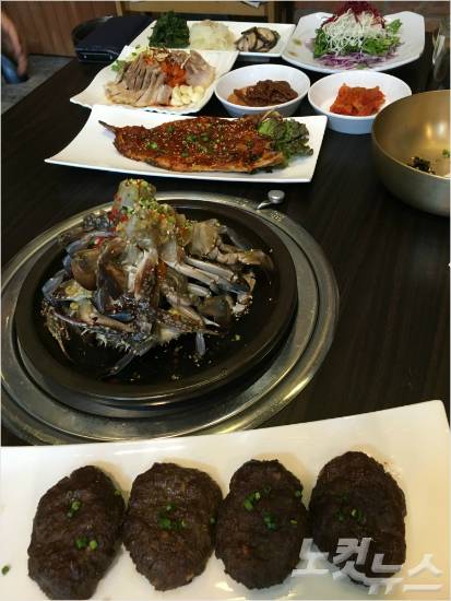 황우 외식본가의 간장게장 정식. 1인분 23,000원. 떡갈비, 황태구이가 곁들여 나온다.