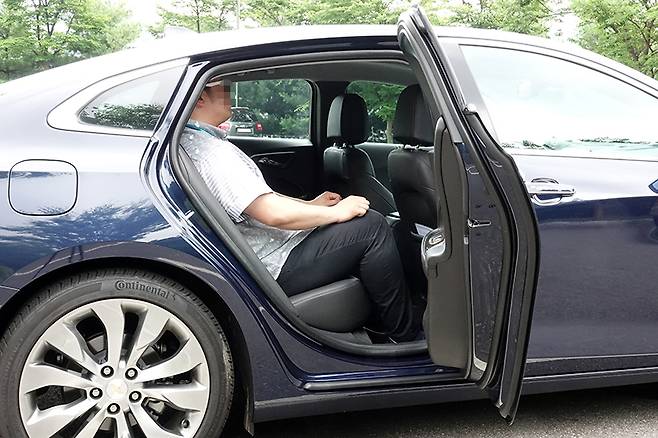 말리부의 2열은 덩치 큰 기자가 타도 무릎공간이 남을 정도로 넓다.