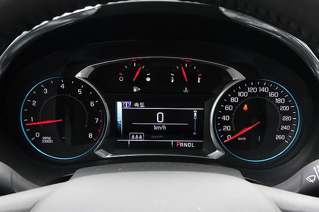 쉐보레 말리부의 계기판.