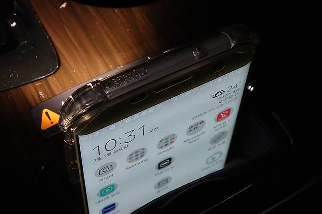 쉐보레 말리부 2.0T LTZ 프리미엄 패키지에는 무선충전 기능이 있지만 충전 조건이 까다롭다.