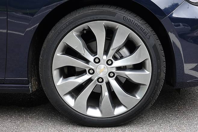 쉐보레 말리부 2.0T는 19인치 휠과 타이어가 기본이다.