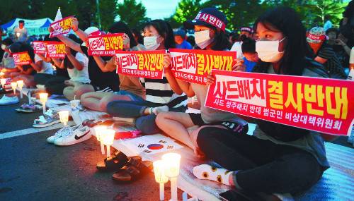 경북 성주군청에서 지난 15일 발생한 황교안 국무총리 일행 사드 주민설명회 폭력사태와 관련해 외부세력 개입 논란이 거세지고 있다. 사진은 성주 군민들이 17일 성주군청에서 사드 배치 철회를 촉구하며 손 플래카드를 들고 있는 모습. 뉴시스
