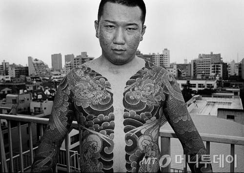 야쿠자 특유의 문신인 이레즈미를 새긴 일본 남성. /사진=양승우