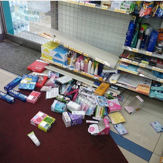 저기... 손님...?^^ 나 심심해하지 말라고 일거리 만들어준 건가 개때리고 싶다.  #앞에두고욕할뻔 #알바 #화가난다  (jiiji****)