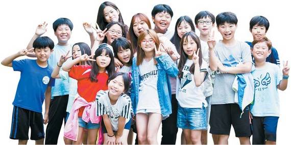 한드미농촌유학센터(충북 단양) 에서 생활하고 있는 학생들. 서울·경기도·부산 등 대도시에서 농촌으로 유학 온 아이들이다. 이 마을 대곡분교 전교생 34명 중 27명이 한드미의 도시 유학생이다