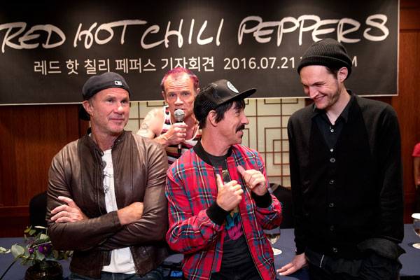 레드 핫 칠리 페퍼스 멤버들이 21일 서울 삼성동 기자회견장에서 포즈를 취하고 있다. 왼쪽부터 채드 스미스ㆍ앤소니 키에디스ㆍ조쉬 클링호퍼. 뒤쪽의 플리는 사진 촬영 도중에도 마이크를 놓지 않았다. 사진 CJ E&M