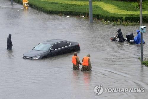 물에 잠긴 베이징 거리(AFP=연합뉴스)