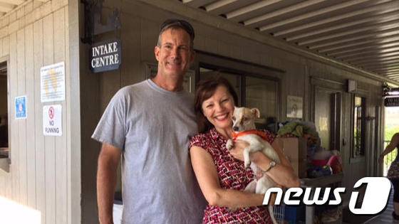 부바를 입양한 부부가 부바를 안고 활짝 웃고 있다. © News1