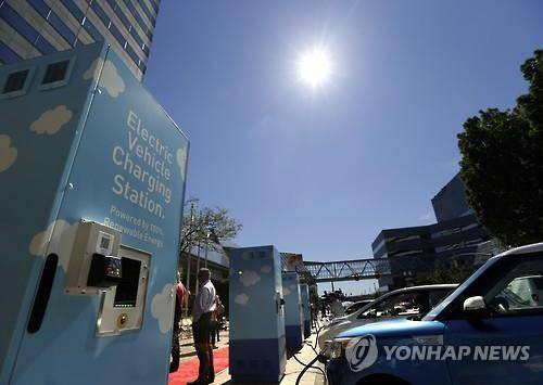 미국 오리건주 포틀랜드의 한 전기차 충전소 (AP=연합뉴스 자료사진)