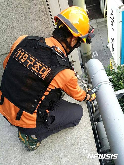【부산=뉴시스】하경민 기자 = 21일 오후 부산지역 6개구 10개동에서 가스냄새가 난다는 신고가 잇따르자 부산 119소방대원이 가스배관 점검을 하고 있다. 2016.07.21. (사진=부산소방본부 제공)   yulnetphoto@newsis.com