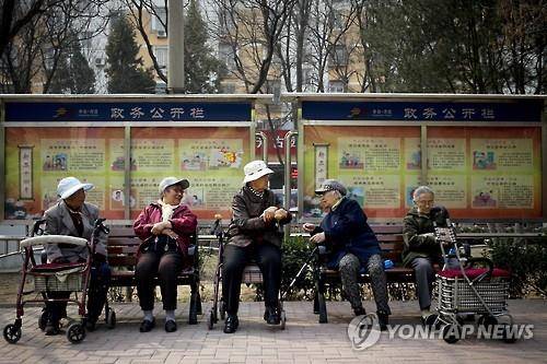 중국 노인인구 급증［AP=연합뉴스 자료사진］