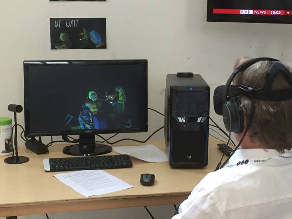 행사장 옆 VR스튜디오에서 한 행사 참석자가 BBC뉴스의 VR콘텐츠인 We Wait를 직접 체험해 보고 있다.