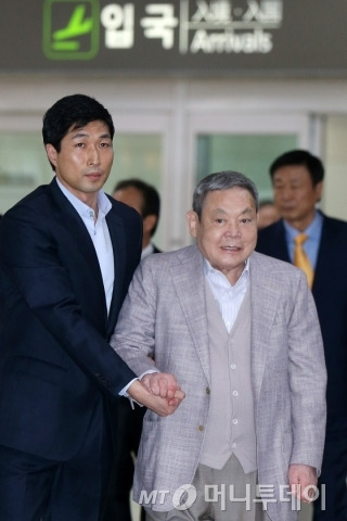 이건희 삼성전자 회장(왼쪽에서 두번째) /사진=머니투데이 포토DB