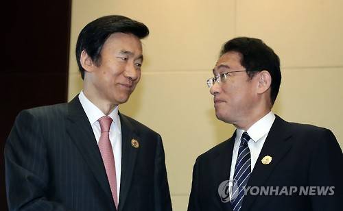 윤병세 외교장관(왼쪽)과 기시다 후미오 일본 외무상[연합뉴스 자료사진]