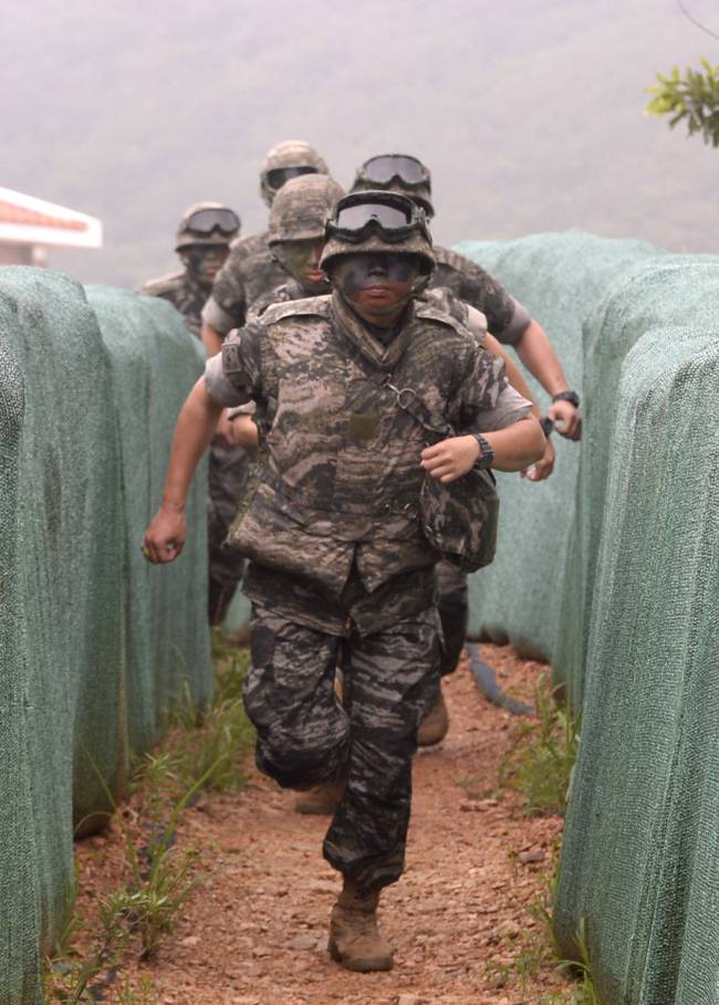 백령도 해병대6여단의 K-9자주포 운용 장병들이 훈련 중 작전 배치되고 있다. [사진=해병대]