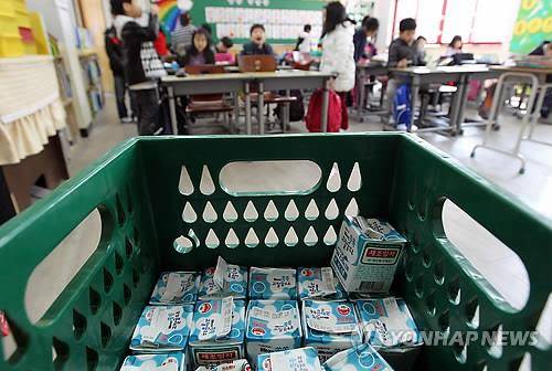 한 초등학교에 놓인 급식용 우유 [연합뉴스 자료사진]