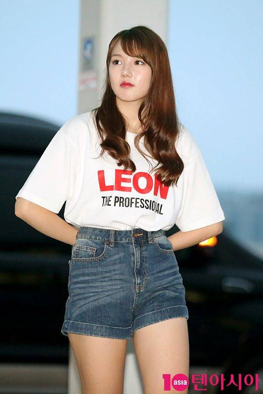 여자친구 예린이 횡단보도를 건너고 있다.