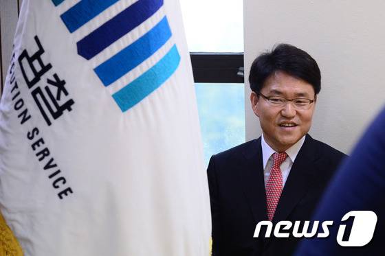 이금로 특임검사가 29일 오전 서울 서초구 서초동 서울중앙지검 브리핑실에서 진경준 검사장 구속기소 관련 수사 결과 발표를 마치고 취재진의 질문을 기다리고 있다. 2016.7.29/뉴스1 © News1 임세영 기자