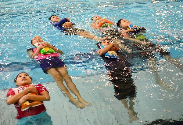 [헬스조선]생존수영법은 물에 빠졌을 때 생명을 지키고, 구조대가 올 때까지 버티는데 도움이 된다/사진=조선일보 DB