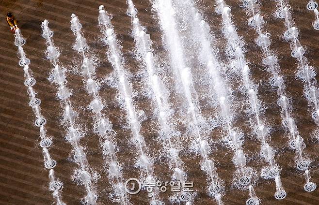 위에서 내려다 본 서울광장 분수대.