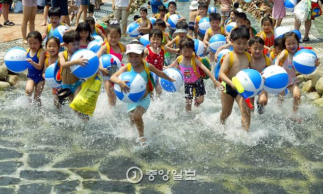 성내천 물놀이장을 찾은 유치원생들. 박종근 기자