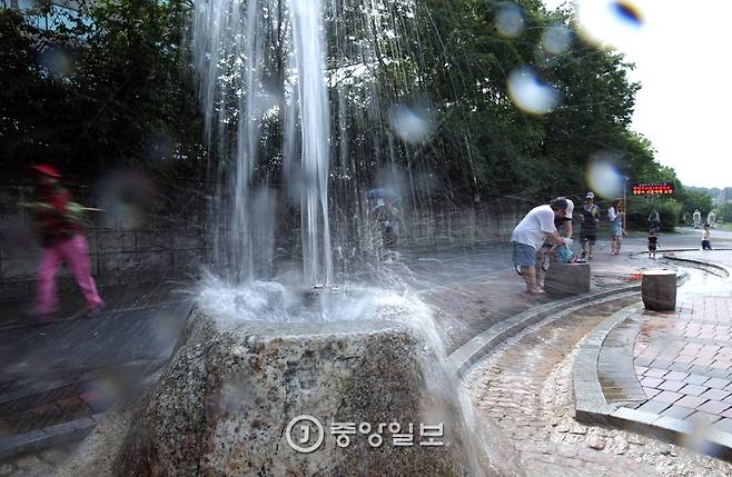 성내천 물놀이장 입구에 있는 분수대에서 물이 떨어지고 있다. 박종근 기자
