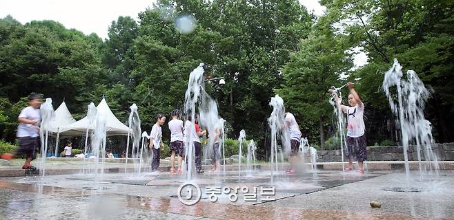 양재시민의 숲을 찾은 어린이들이 분수대에 뛰어들었다. 박종근 기자