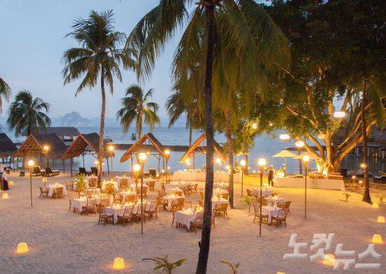 엘니도 미니락 아일랜드에서는 낭만적인 야경과 함께 식사를 즐길 수 있다. (사진=스테이앤모어 제공)