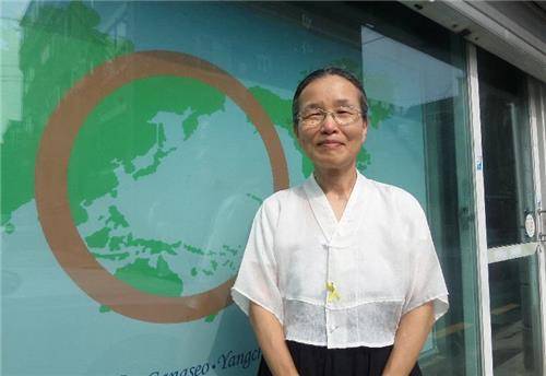 (서울=연합뉴스) 이희용 기자 = 최서연 소장이 28일 서울 화곡동 원불교 서울외국인센터에서 연합뉴스의 인터뷰에 응한 뒤 문 앞에서 미소짓고 있다. 2016. 7. 29.